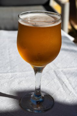 İspanyol açık hava kafesinde soğuk birayla öğle yemeği, güneşli bir gün.