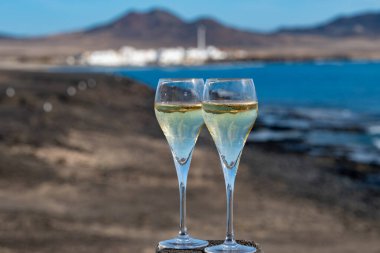 Fuerteventura 'nın güneyi, Kanarya adaları, mavi okyanus, dağlar, İspanya