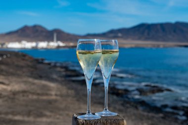 Fuerteventura 'nın güneyi, Kanarya adaları, mavi okyanus, dağlar, İspanya