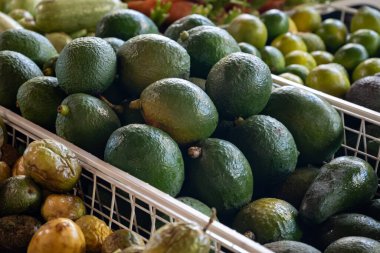 Fuerteventura, Kanarya Adaları 'ndaki çiftçi pazarında taze taze yeşil avokadolar, tropikal meyve ve sebzeler.