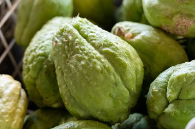 Yeşil olgun Chayote Sechium edule meyvesi, mirliton ve choko, su kabağı ailesi, Cucurbitaceae Fuertevantura, İspanya 'daki çiftçi pazarında