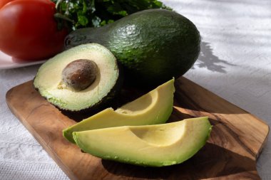 Olgun yeşil organik avokadolar masada, Fuerteventura, Kanarya Adaları, İspanya