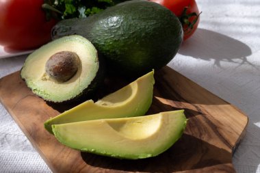 Olgun yeşil organik avokadolar masada, Fuerteventura, Kanarya Adaları, İspanya