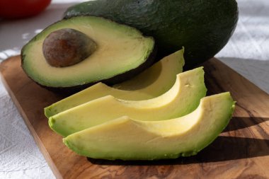 Olgun yeşil organik avokadolar masada, Fuerteventura, Kanarya Adaları, İspanya