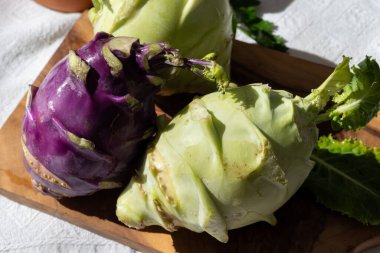 Organik çiftlikten taze, olgun, beyaz, mor lahanalı kohlrabi kafalar.