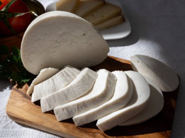 Taze soyulmuş beyaz keçi ineği koyun sütü peyniri, genç İspanyol peyniri, yakın plan.