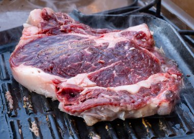 Tuscany, İtalya 'da küçük bir köy restoranında ızgarada ızgara biftekli biftek.