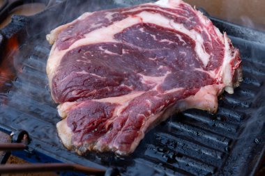 Tuscany, İtalya 'da küçük bir köy restoranında ızgarada ızgara biftekli biftek.