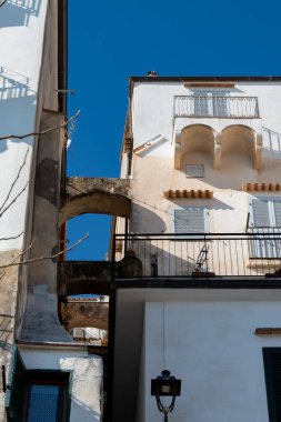 Orta çağ 'ın küçük turistik kasabası Sperlonga' da beyaz eski evler ve dar sokaklar, Latina, İtalya 'da tatil, kış