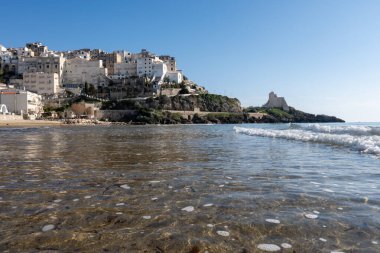 Orta çağ 'ın küçük turistik kasabası Sperlonga' daki kumlu sahil ve deniz suyu manzarası ve kışın Latina, İtalya