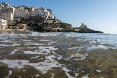 Orta çağ 'ın küçük turistik kasabası Sperlonga' daki kumlu sahil ve deniz suyu manzarası ve kışın Latina, İtalya