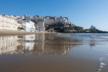 Orta çağ 'ın küçük turistik kasabası Sperlonga' daki kumlu sahil ve deniz suyu manzarası ve kışın Latina, İtalya