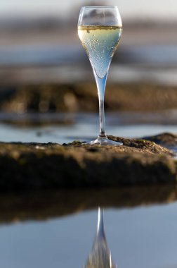 Bir bardak kava ya da şampanya köpüklü şarap, kış tatili, Dunes Corralejo kumsalında gelgit, Fuerteventura, Kanarya Adaları, İspanya
