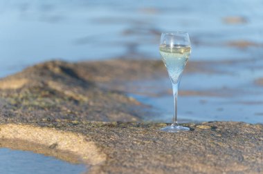 Bir bardak kava ya da şampanya köpüklü şarap, kış tatili, Dunes Corralejo kumsalında gelgit, Fuerteventura, Kanarya Adaları, İspanya
