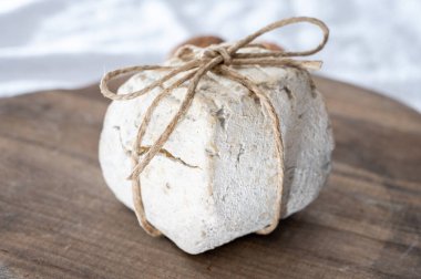 Siyah mantarlı İtalyan mantarlı sert peynirli trüf mantarı.