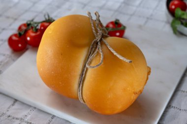 Peynir koleksiyonu, İtalyan peyniri scamorza, caciocavallo, Güney İtalya 'da inek sütünden yapılan provolone...