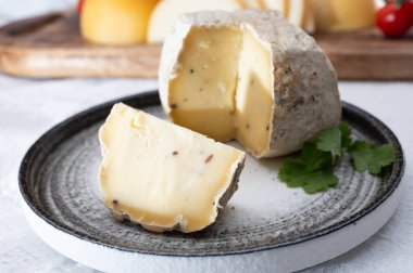 Siyah mantarlı İtalyan mantarlı sert peynirli trüf mantarı.