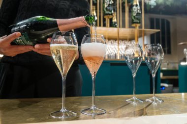 Şampanya Bulvarı, Epernay, Fransa 'nın Şampanya Bölgesi' nde kış hafta sonu festivalinde köpüklü şarap içip tatmak.