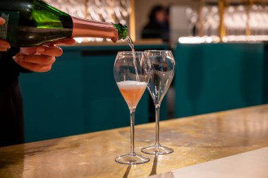 Şampanya Bulvarı, Epernay, Fransa 'nın Şampanya Bölgesi' nde kış hafta sonu festivalinde gül köpüklü şarap tatma ve tatma.