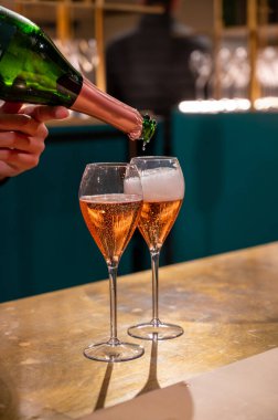 Şampanya Bulvarı, Epernay, Fransa 'nın Şampanya Bölgesi' nde kış hafta sonu festivalinde gül köpüklü şarap tatma ve tatma.