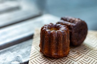 Canele, romlu ve vanilyalı Fransız pastası, yumuşak ve yumuşak muhallebi merkezi ve koyu, karamelize edilmiş Bordeaux bölgesi, Fransa ve Bordeaux sokaklarının özeli.