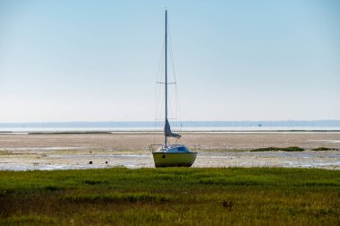 Fransa 'nın Atlantik kıyı şeridi boyunca Bordeaux' nun güneybatısında Fransa 'nın Cap Ferret yarımadasından birçok balıkçı teknesi ve istiridye çiftliğiyle Arcachon Körfezi' ne bakın.