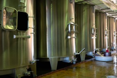 Bordeaux 'daki Haut-Medoc üzüm bağlarından, Fransa' nın Gironde Estuary bankasından toplanan kırmızı üzüm suyu, Cabernet Sauvignon üzüm çeşitleri.