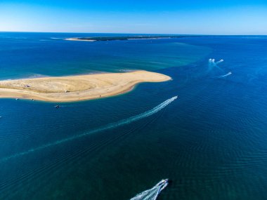 Güneşli bir günde Fransa 'nın Atlantik kıyısı boyunca Bordeaux' nun güneybatısında bulunan Kaptan Ferret ve Arcachon Körfezi 'nin hava manzarası.