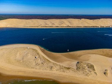 Güneşli bir günde Fransa 'nın Atlantik kıyı şeridi boyunca Bordeaux' nun güneybatısında Arcachon Körfezi bölgesindeki La Teste-de-Buch 'da yer alan Avrupa' nın en uzun kum tepeciğinin havadan görünüşü