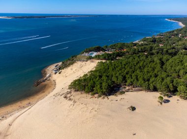 Güneşli bir günde Fransa 'nın Atlantik kıyı şeridi boyunca Bordeaux' nun güneybatısında Arcachon Körfezi bölgesindeki La Teste-de-Buch 'da yer alan Avrupa' nın en uzun kum tepeciğinin havadan görünüşü