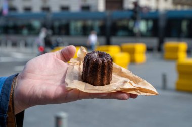 Canele, romlu ve vanilyalı Fransız pastası, yumuşak ve yumuşak muhallebi merkezi ve koyu, karamelize edilmiş Bordeaux bölgesi, Fransa ve Bordeaux sokaklarının özeli.