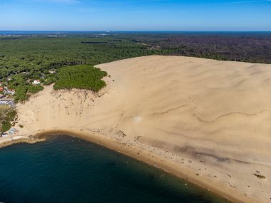 Güneşli bir günde Fransa 'nın Atlantik kıyı şeridi boyunca Bordeaux' nun güneybatısında Arcachon Körfezi bölgesindeki La Teste-de-Buch 'da yer alan Avrupa' nın en uzun kum tepeciğinin havadan görünüşü