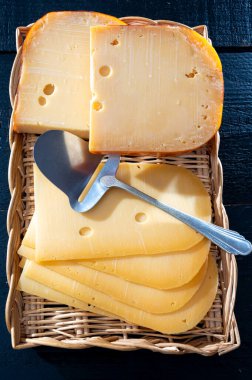 Peynir koleksiyonu, Hollanda 'da inek sütünden yapılmış ve yakın dilimlenmiş olgun Hollanda peyniri.