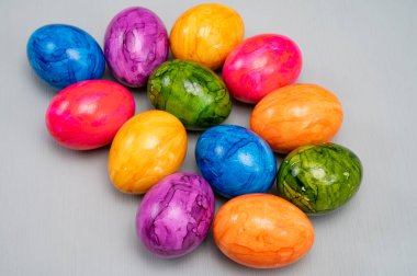 Nisan 'da Katolik Paskalyasını kutlamak için renkli Paskalya yumurtaları masamızda. Kapatın, boşluğu kopyalayın.