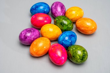 Nisan 'da Katolik Paskalyasını kutlamak için renkli Paskalya yumurtaları masamızda. Kapatın, boşluğu kopyalayın.