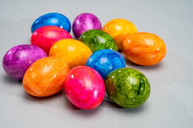 Nisan 'da Katolik Paskalyasını kutlamak için renkli Paskalya yumurtaları masamızda. Kapatın, boşluğu kopyalayın.