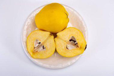 Olgun sarı ayva elmaları grubu beyaz arkaplanı izole ediyor.