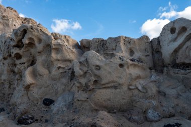 Pajara 'nın kuzeyindeki Ajuy kasabasındaki mağara ağındaki Kanarya Adaları' nın en eski kayaları jeolojik mucize derin okyanus ve Kretase döneminde oluşan tortul substratlardan oluşur.