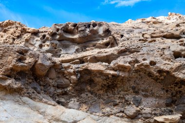 Pajara 'nın kuzeyindeki Ajuy kasabasındaki mağara ağındaki Kanarya Adaları' nın en eski kayaları jeolojik mucize derin okyanus ve Kretase döneminde oluşan tortul substratlardan oluşur.