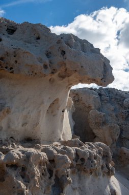 Pajara 'nın kuzeyindeki Ajuy kasabasındaki mağara ağındaki Kanarya Adaları' nın en eski kayaları jeolojik mucize derin okyanus ve Kretase döneminde oluşan tortul substratlardan oluşur.