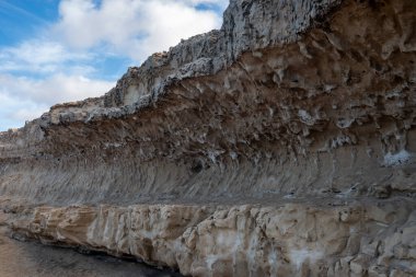 Pajara 'nın kuzeyindeki Ajuy kasabasındaki mağara ağındaki Kanarya Adaları' nın en eski kayaları jeolojik mucize derin okyanus ve Kretase döneminde oluşan tortul substratlardan oluşur.