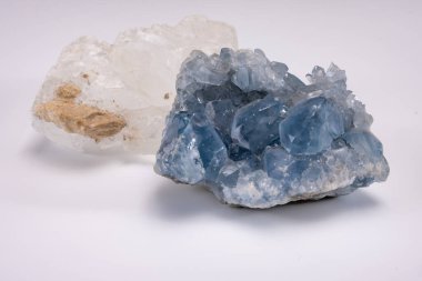 Beyaz ve mavi dağlar kristal renkli değerli taş kuarklar, jeoloji mineralleri beyaz arkaplanı kapatın