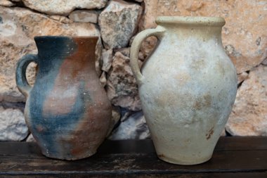 Eski terracotta kil mutfak gereçleri kavanozlar, sürahiler ve tencereler, antik yemek takımları