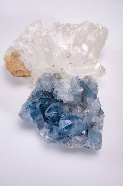 Beyaz ve mavi dağlar kristal renkli değerli taş kuarklar, jeoloji mineralleri beyaz arkaplanı kapatın