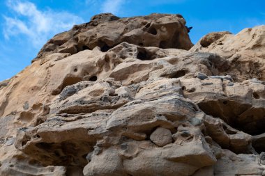 Pajara 'nın kuzeyindeki Ajuy kasabasındaki mağara ağındaki Kanarya Adaları' nın en eski kayaları jeolojik mucize derin okyanus ve Kretase döneminde oluşan tortul substratlardan oluşur.