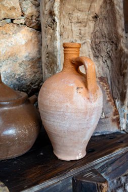 Eski terracotta kil mutfak gereçleri kavanozlar, sürahiler ve tencereler, antik yemek takımları