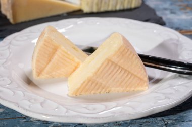 Munster gerome Fransız peyniri, ince bir tadı olan sert kokulu yumuşak peynir, öncelikle Vosges dağlarında üretilen sütten yapılıyor, yakın plan.