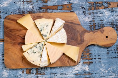 Bir sürü küçük Fransız peyniri ve çeşit çeşit peynirle tatma tabağı.