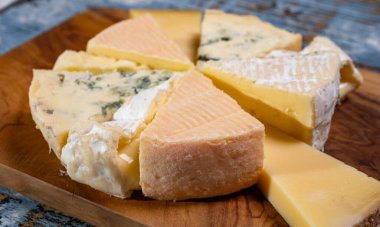 Bir sürü küçük Fransız peyniri ve çeşit çeşit peynirle tatma tabağı.