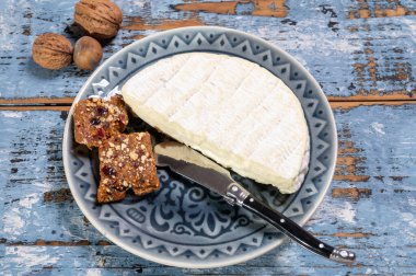 Fransız peyniri, orijinal Camembert de Normandie peyniri, parça, beyaz küfle yakın plan.